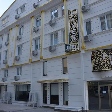 Piyes Hotel *