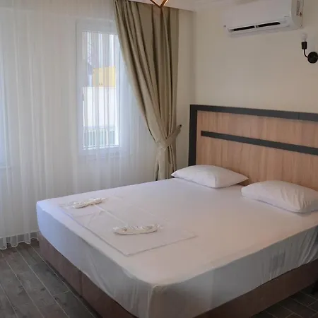 Piyes Hotel *