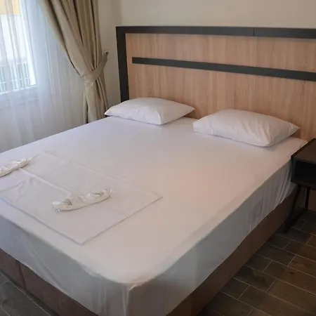 Piyes Hotel *