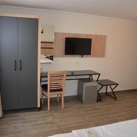 Piyes Hotel *
